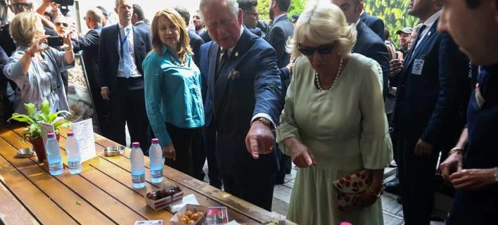 Απίστευτος Κάρολος: Κάθισε σε καφέ στην Αγ. Ειρήνη και παρήγγειλε φρέντο καπουτσίνο αλλά… χωρίς καλαμάκι (εικόνες, βίντεο)